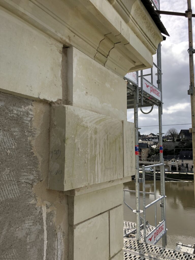 Ravalement des façades d'une habitation sur CHATEAU GONTIER SUR MAYENNE